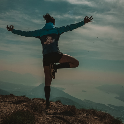 Unire trekking e yoga: benefici e pratica